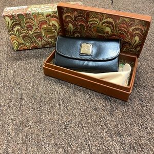 BRAND NEW IN BOX Dooney & Bourke Smooth Black Leather Leather Wallet